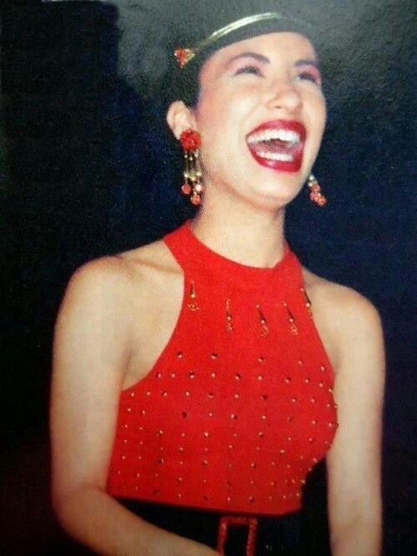 Beautiful Vintage Photos of Selena on Her 48th Birthday 3