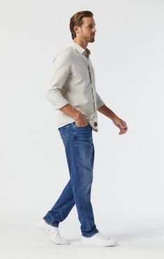 Steve Athletic Jeans In Mid Foggy Feather Blue
