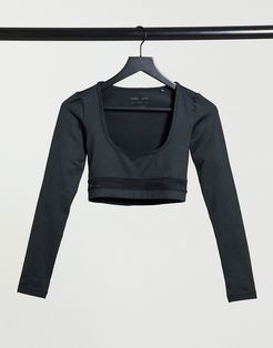 4505 long sleeve top with mesh cut out-Black