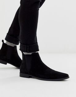 chelsea boots in black faux suede