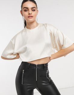cropped satin tee in Oyster-Beige