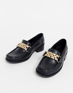 Minimize square toe chain loafer in black