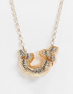 necklace with ribbed pendants in gold tone