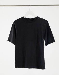 T-shirt with padded shoulders in black