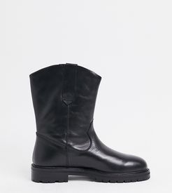 Wide Fit Andy leather pull on trucker boots in black