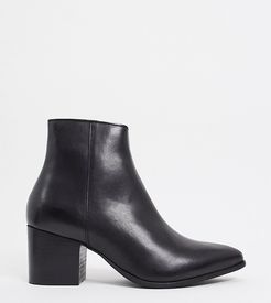 Wide Fit heeled chelsea boots with pointed toe in black leather with black sole