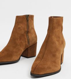 Wide Fit heeled chelsea boots with pointed toe in tan suede with tan sole