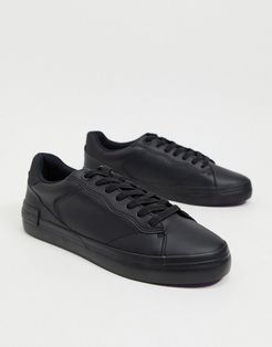 sneakers in black