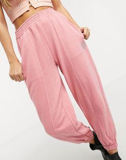 sweatpants with symbol in pink