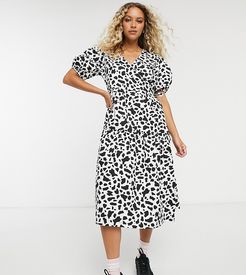 tiered wrap dress in graphic print-Black