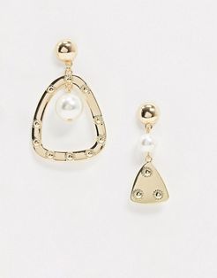 asymmetrical pearl and hammered gold earrings in gold