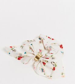 Exclusive hair scrunchie in white floral