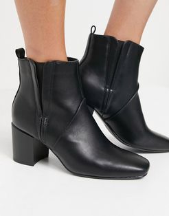 heeled chelsea boots in black