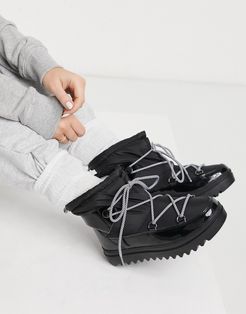 short snow boots in black