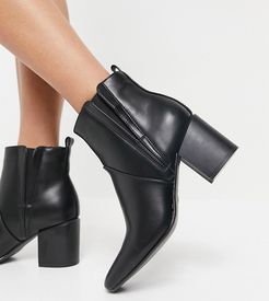 heeled chelsea boots in black