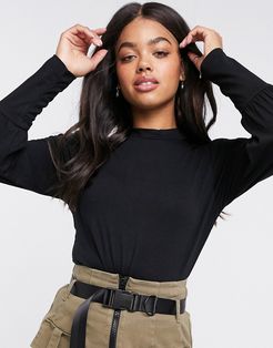 top with balloon sleeves in black