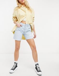 501 mid thigh denim shorts in bleach wash-Blues