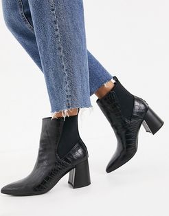 pointed chelsea boots in black croc