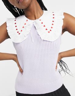 Love collar with embroidered hearts in white