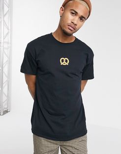 pretzel graphic t-shirt in oversized-Black