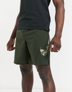 camo Swoosh shorts in khaki-Green