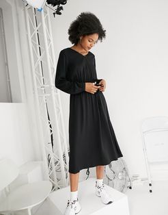 long sleeve v neck midi dress in black