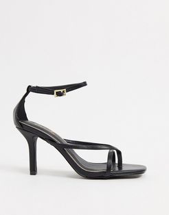 strappy heeled sandals with toe thong in black