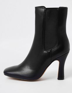 gusset heeled boot in black