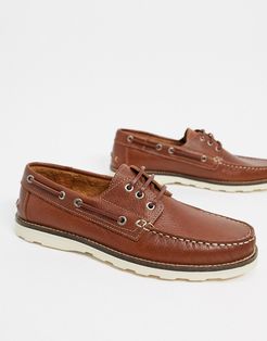 leather boat shoes in tan-Brown