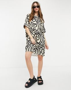 Marilyn graphic print tunic dress in cream-Grey