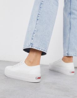 Bobbi flatform sneaker in white