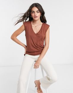 v neck shoulder pad t-shirt in brown