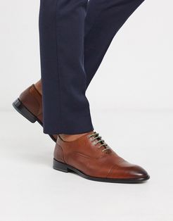 circass toe cap shoes in tan-Brown