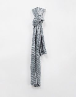 chunky knit scarf in gray twist
