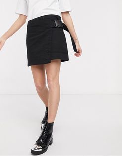 wrap clip-belt mini skirt in black