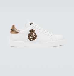 Low-top leather sneakers with logo