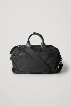 TRAVEL BAG WITH DETACHABLE STRAP