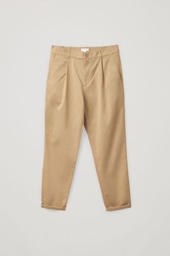 PLEATED TAPERED CHINOS