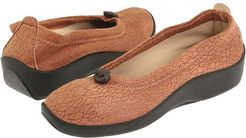 L14 (Camel) Women's Flat Shoes