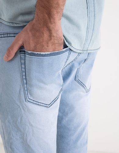 Jeans effetto slavato con  abrasioni