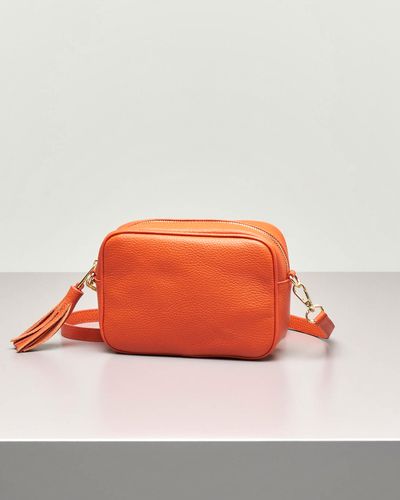 "Cross bag in pelle arancione effetto martellato con nappina abbinata"