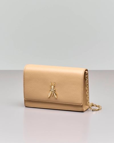 "Borsa in pelle martellata beige con maxi logo Fly applicato sulla patta e tracolla a catena dorata"