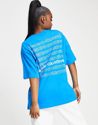 ASOS - Weekend Collective - T-shirt oversize blu acceso con logo ripetuto