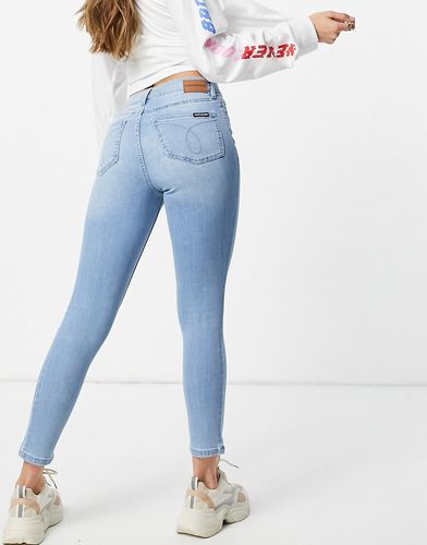 mid rise skinny jeans in light wash-Blues