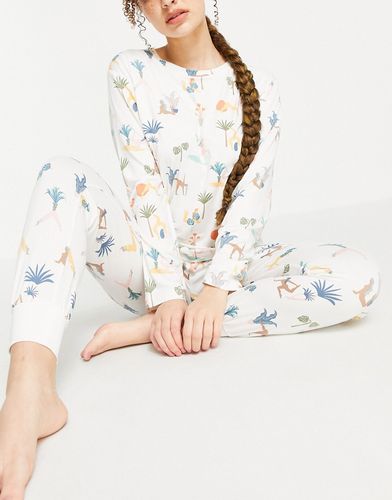 Completo pigiama con top a maniche lunghe e joggers in poliestere ecologico con stampa con figure dello yoga-Bianco