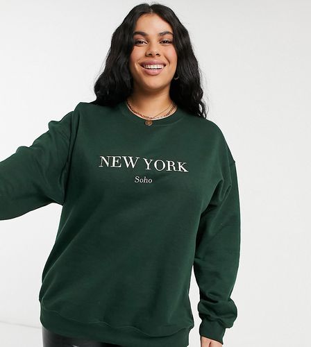 Esclusiva In The Style Plus x Lorna Luxe - Felpa oversize verde smeraldo con scritta "New York"