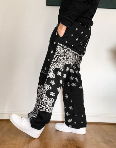 sweatpants with paisley print in black