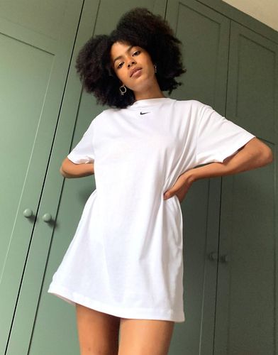 Vestito T-shirt corto oversize bianco con logo Nike