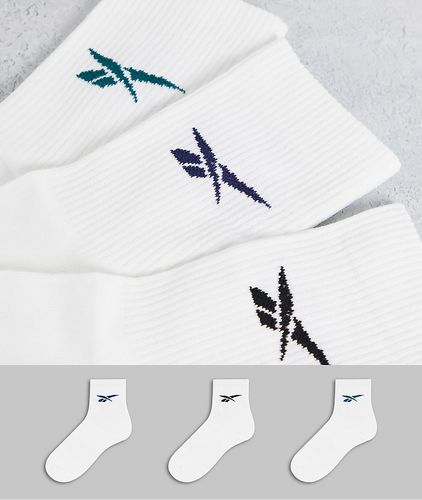 Confezione da 3 paia di calzini bianchi con logo colorato in esclusiva per ASOS-Multicolore