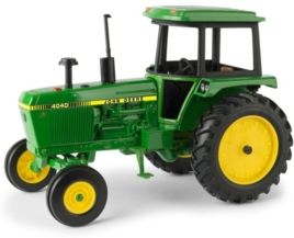 John Deere 1/16 4040 Tractor